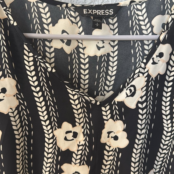Express black floral short sleeve blouse top - Picture 4 of 4